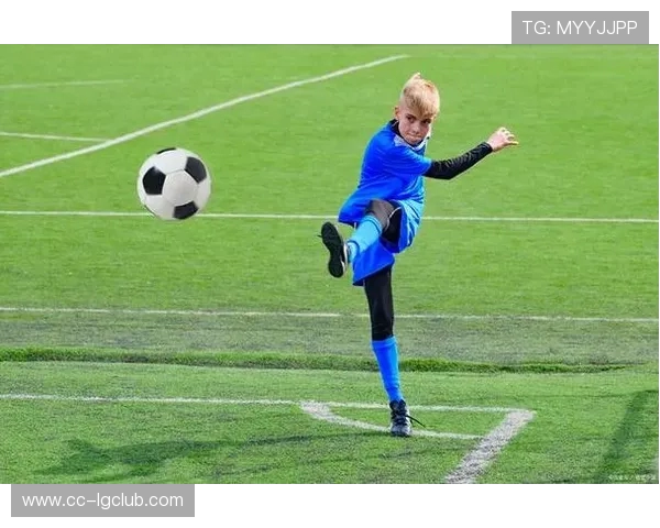 全面细致解析裁判如何判罚足球角球的关键规则及比赛实况解读指南 全面细致解析裁判如何判罚足球角球的关键规则及比赛实况解读指南